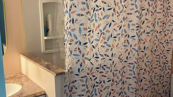 吹风机、毛巾、肥皂、洗发水