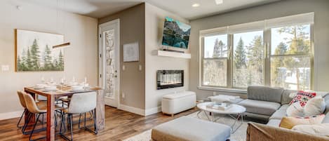 Smart TV, chimenea, videoteca