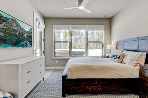 3 bedrooms, iron/ironing board, travel crib, free WiFi