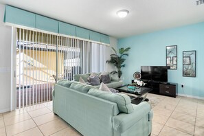 Smart TV, fireplace - ~New Opening~ 5b4b Disney Themed Vacation Home w/Pool & BBQ ~12 min from Disney~ (Kissimmee)