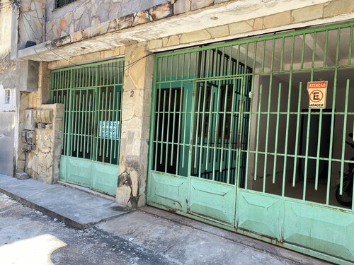 1/4 apartment in a quiet, peaceful and private environment. Pets are welcome