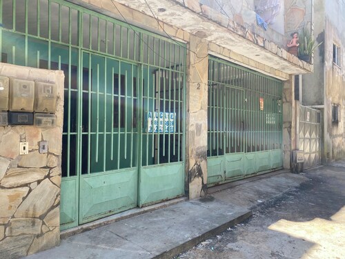 1/4 apartment in a quiet, peaceful and private environment. Pets are welcome