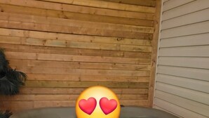 A hot tub with a wooden wall and a white exterior wall. - ARCA  Cozy Cabin-Innisfil Beach (Innisfil)