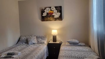 3 habitaciones, escritorio, tabla de planchar con plancha y wifi