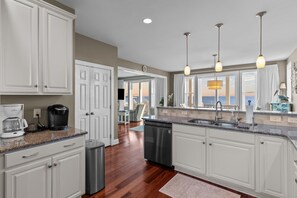 冷蔵庫、電子レンジ、オーブン、コンロ