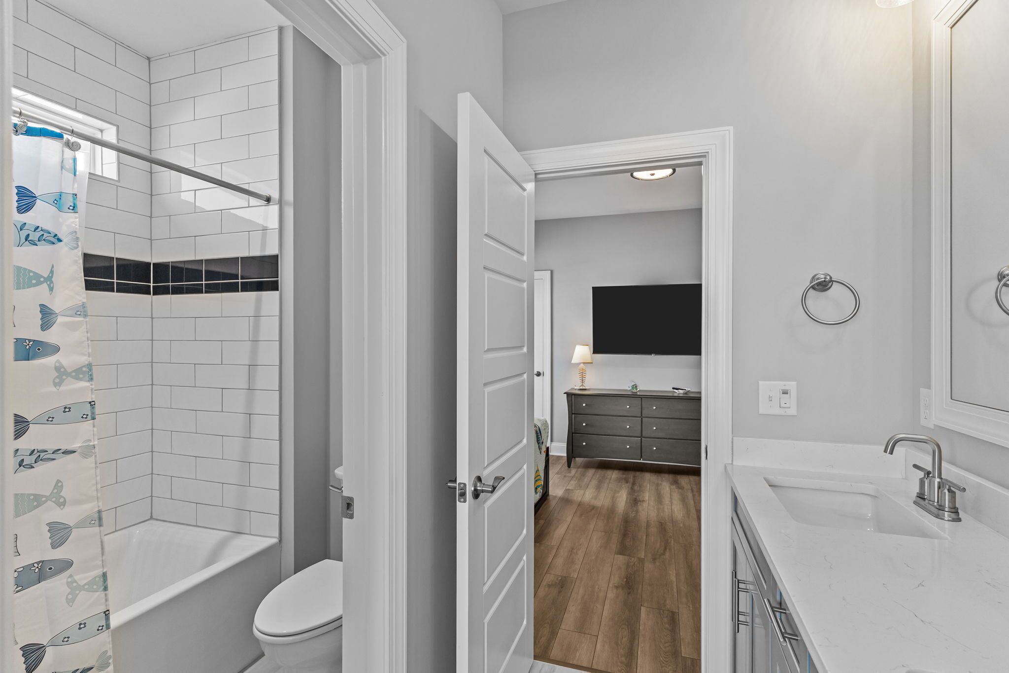 Ein Badezimmer mit Dusche, Toilette und Waschbecken.