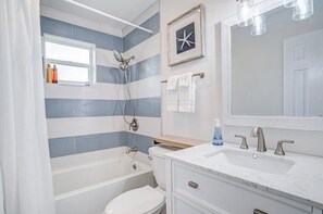 Hair dryer, towels, soap, toilet paper - Charming cottage in delightful Stuart with AC, WiFi (Stuart)
