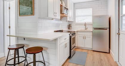 Charming cottage in delightful Stuart with AC, WiFi
