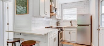 Charming cottage in delightful Stuart with AC, WiFi