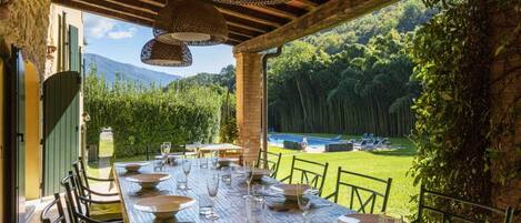 Outdoor dining