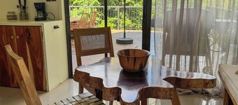 Charming 2-bedroom bungalow with AC, Starlink WiFi in jungle close to corcovado