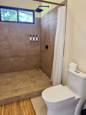 Douche, serviettes fournies, savon, papier toilette