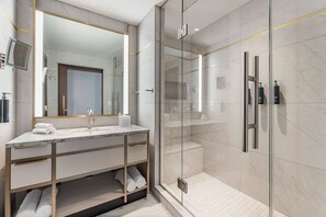 Douche, baignoire Ă jets, sĂšche-cheveux, serviettes fournies
