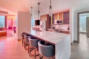 Kjøleskap, mikrobølgeovn, ovn og kokeplater