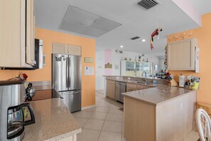 冷蔵庫、電子レンジ、オーブン、コンロ