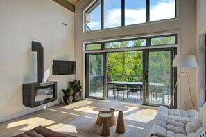 Smart TV, fireplace - NEW! Verbier Retreat 205 Close to Ski Resort & Wellness Centre | Tremblant Living (Mont-Tremblant)