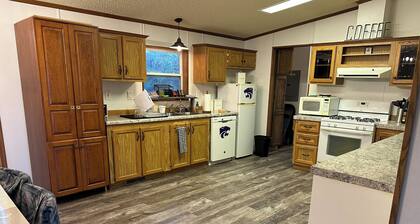 Charming 3-bdrm house with AC & WiFi in Northbranch Kansas, Northcentral Kansas
