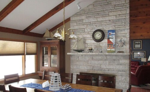 Premier Vacation Rental, Pet Friendly, Walk to Water, Restaurant, Shopping, WiFi