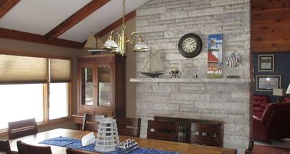 Premier Vacation Rental, Pet Friendly, Walk to Water, Restaurant, Shopping, WiFi