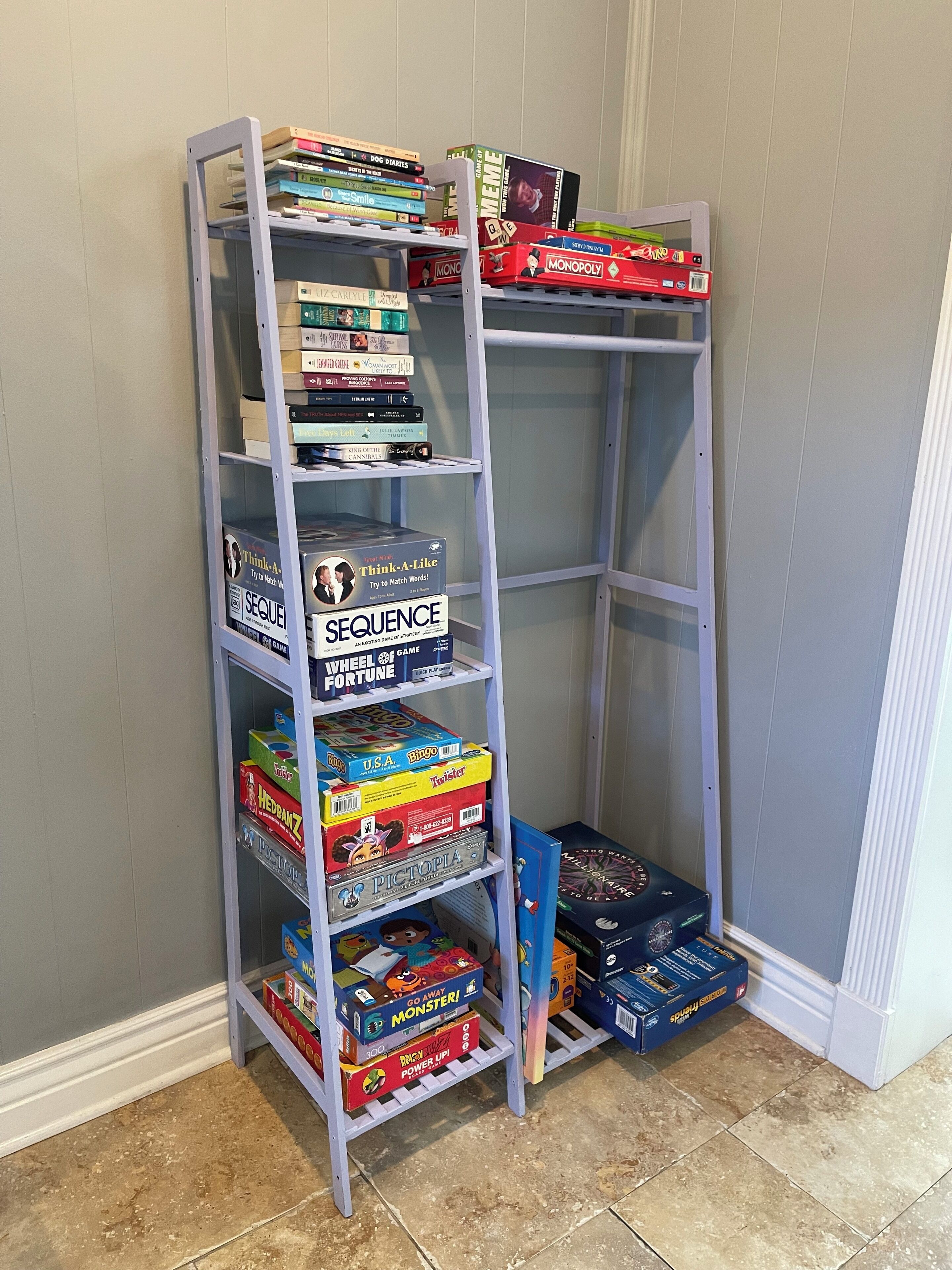Una estantería llena de juegos de mesa y libros.