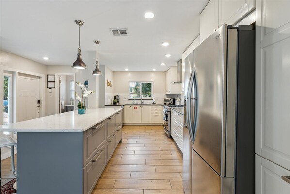 Fridge, microwave, stovetop, dishwasher