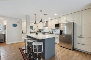 Kühlschrank, Mikrowelle, Herdplatte, Geschirrspüler