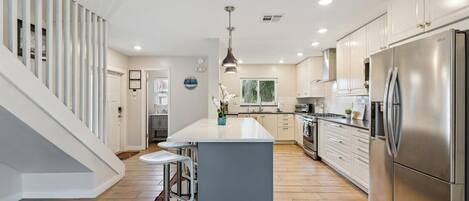 Fridge, microwave, stovetop, dishwasher