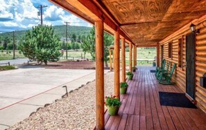 Terrace/patio - Quarter Horse Inn - Rose Room | Historic Inn | Fireplace | Walk to Downtown & Rail Station (Flagstaff)