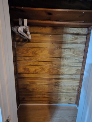 Dormitorio compartido, solo para hombres | Mobiliario individual, tabla de planchar con plancha, wifi gratis