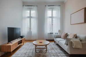 TV, stereo - Blueground | Friedrichshain, furnished & ready (Berlin)