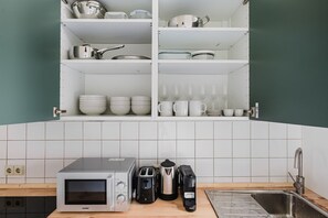 Fridge, microwave, oven, stovetop - Blueground | Friedrichshain, furnished & ready (Berlin)