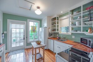 Køleskab, mikrobølgeovn, ovn, kogeplade