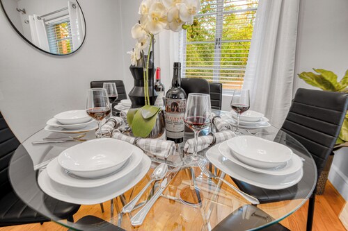 Cozy & Charming Home, Minutes to Everything!