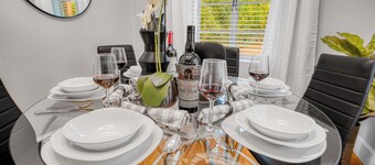 Cozy & Charming Home, Minutes to Everything!