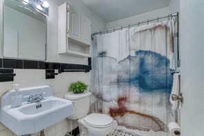 Haartrockner, Handtücher, Seife, Toilettenpapier