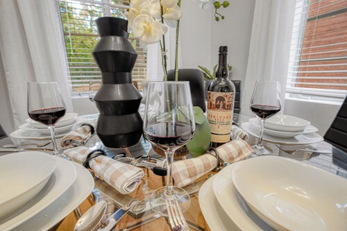 Cozy & Charming Home, Minutes to Everything!