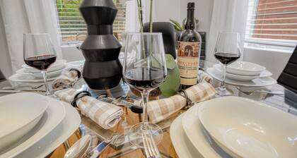 Cozy & Charming Home, Minutes to Everything!