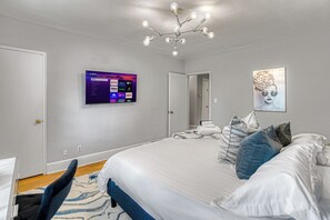 2 bedrooms, desk, iron/ironing board, WiFi - Cozy & Charming Home, Minutes to Everything! (Charlotte)