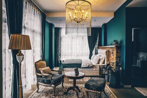 Habitación triple superior, baño privado, vista a la ciudad | Decoración personalizada, muebles diferentes, escritorio y wifi gratis 
