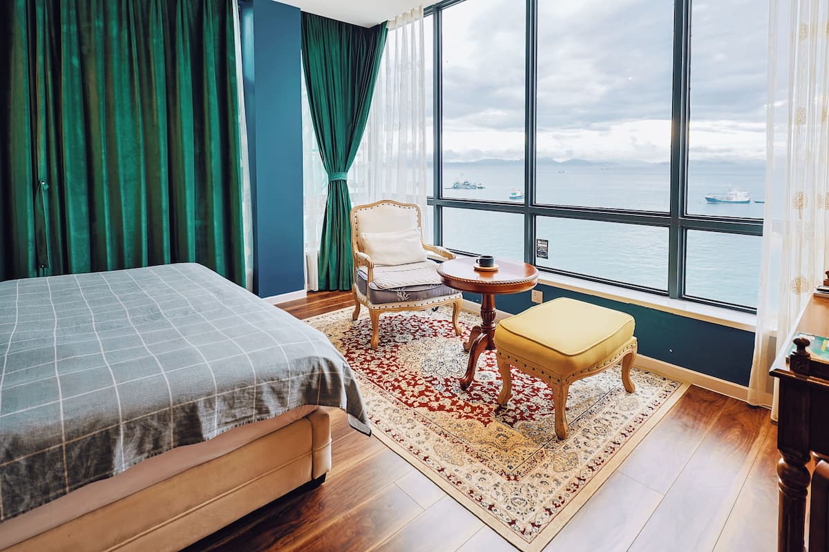 Superior Double Room, Private Bathroom, Sea View | Dihias secara berasingan, dilengkapkan perabot secara berasingan, meja