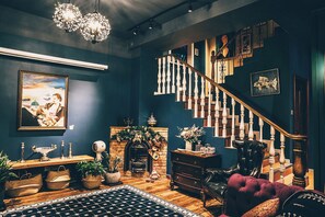 Coin salon dans le hall