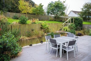 Outdoor dining - 6 Salterns-Dog Friendly-Nr Yarmouth-Sleeps 10 (Yarmouth)