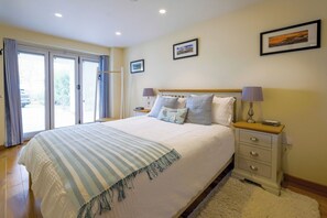 5 bedrooms, iron/ironing board, travel cot, WiFi - 6 Salterns-Dog Friendly-Nr Yarmouth-Sleeps 10 (Yarmouth)