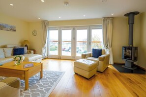 TV, fireplace - 6 Salterns-Dog Friendly-Nr Yarmouth-Sleeps 10 (Yarmouth)