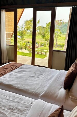 Kahden hengen deluxe-huone (kaksi sänkyä) | Oleskelualue | 32–tuumainen LCD-televisio, jossa kaapelikanavat