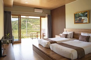 Habitación Deluxe con 2 camas individuales, balcón, vista al océano | Espacio para trabajar con laptop, wifi gratis y ropa de cama 