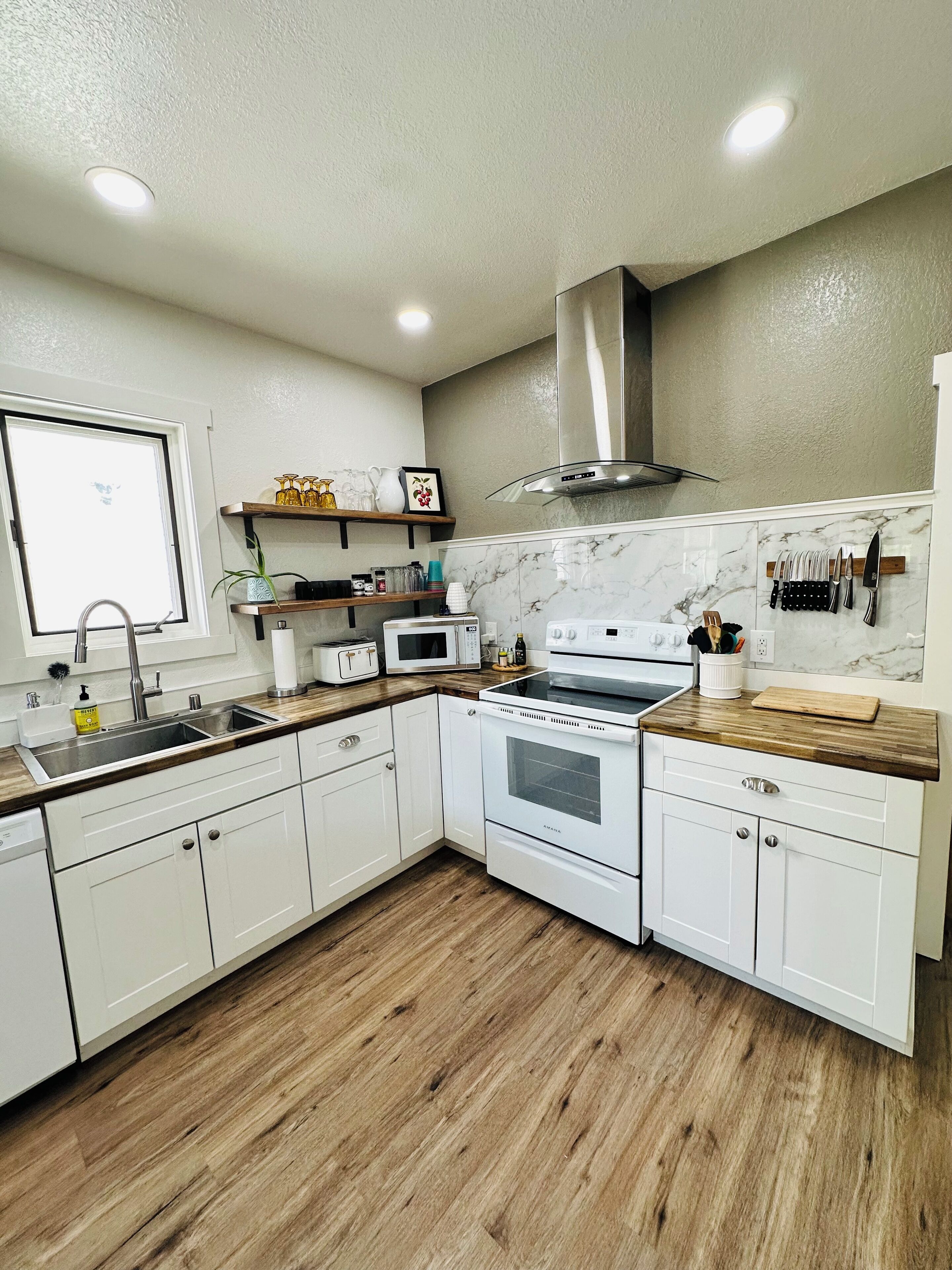 Mikroaaltouuni, uuni, liesi, astianpesukone