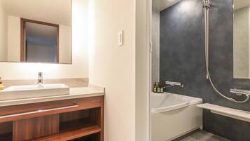 Quarto triplo luxo, para não fumantes (Renewal, 2Extra Beds) | Banheiro | Chuveiro/banheira combinados, produtos de toalete grátis