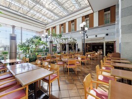 4 restaurantes; se sirve desayuno, almuerzo y cena; cocina japonesa