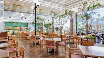 4 restaurants, serveren ontbijt, lunch, diner, Japanse gerechten